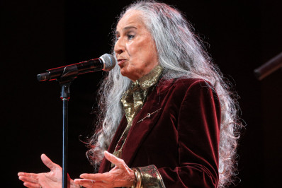 Vídeo! Maria Bethânia se aborrece com falhas técnicas em show no Rio: 'Um horror'