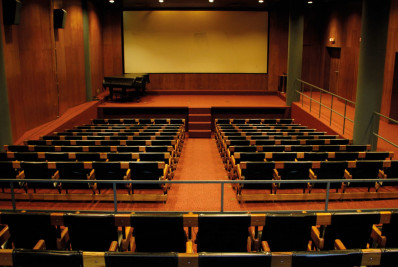 Às vésperas de completar 70 anos, Cinemateca do MAM reabre após modernização