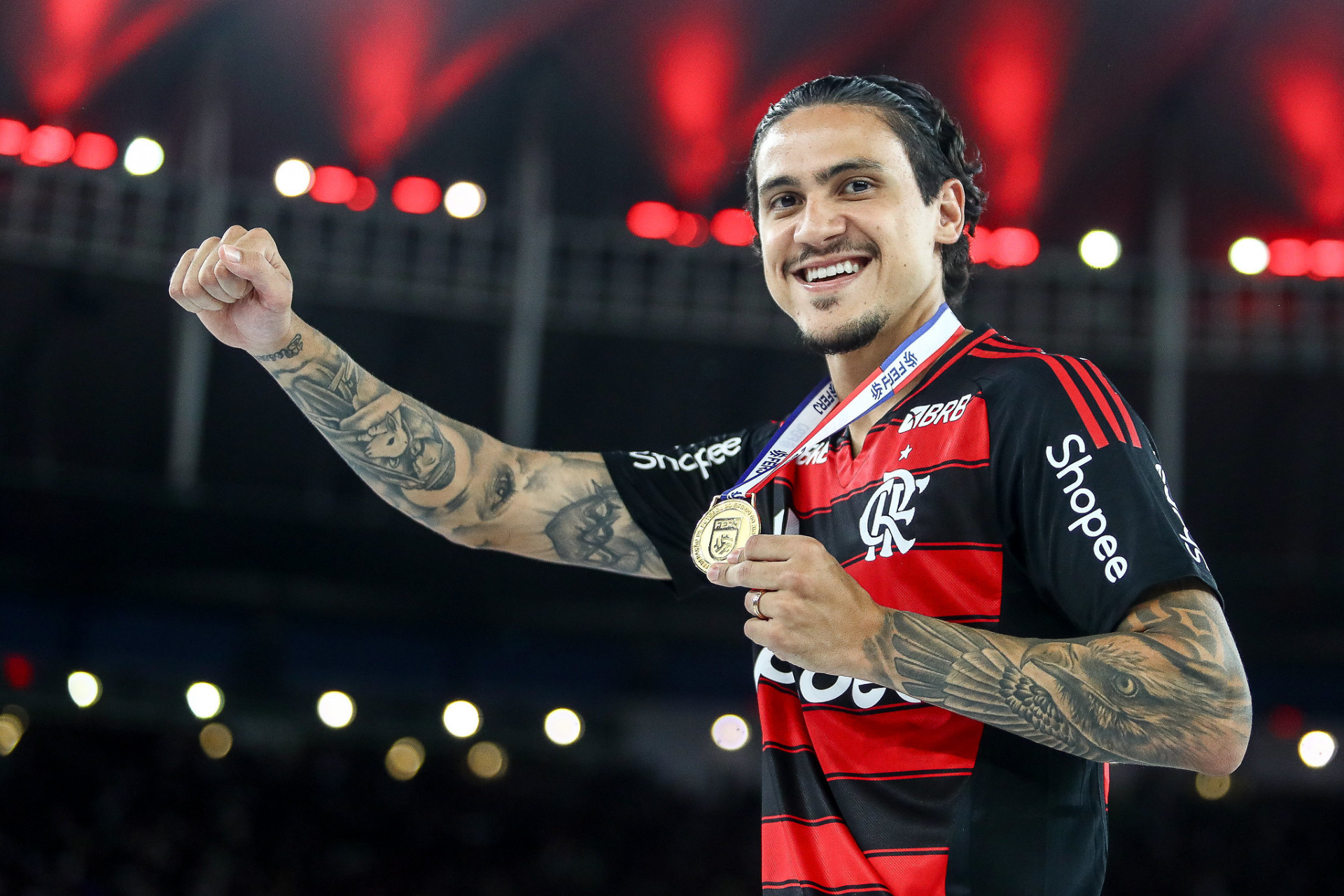 Pedro com a medalha de campeão do Carioca - Gilvan de Souza / Flamengo