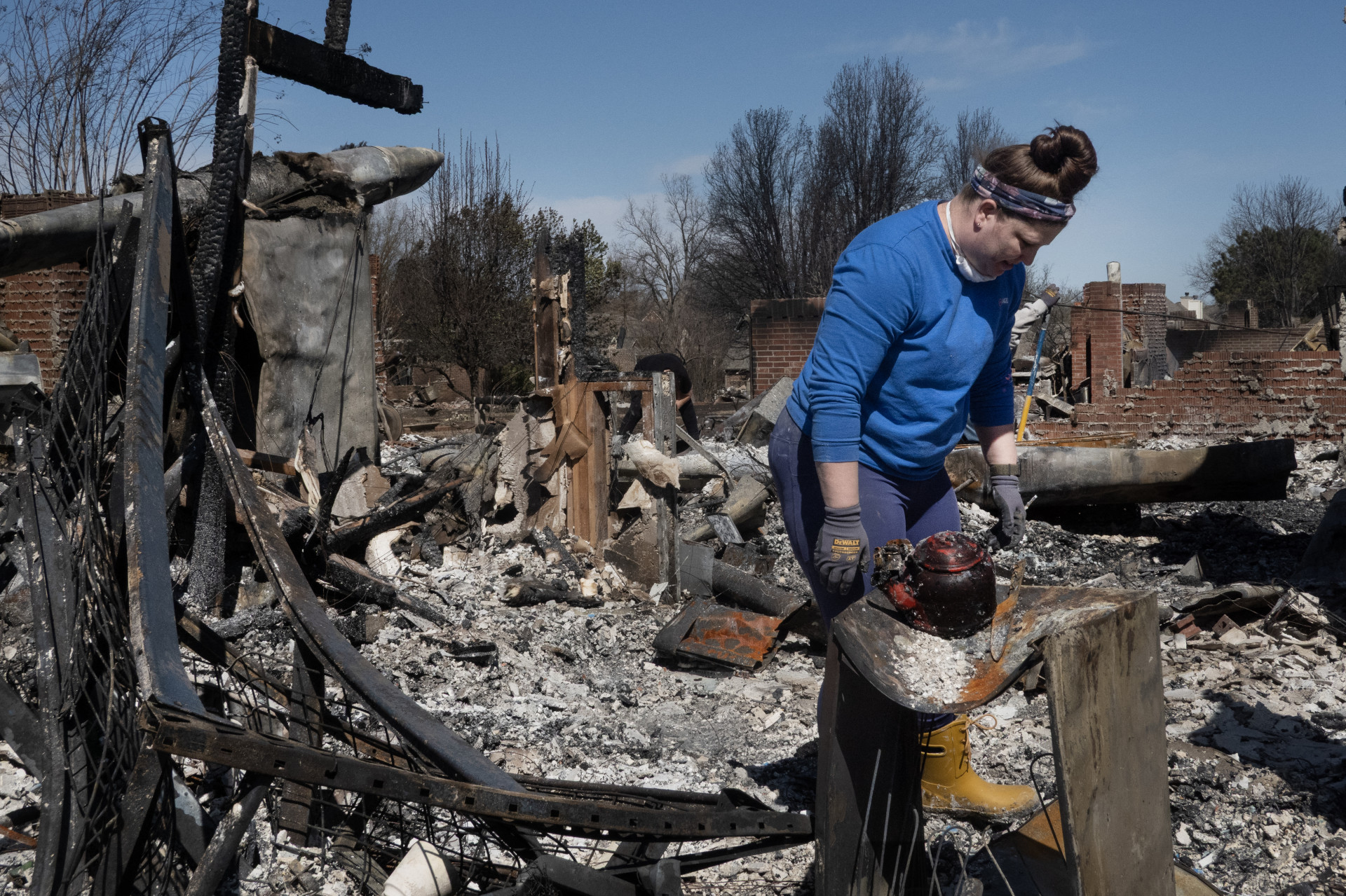 Mulher procura por objetos destru&iacute;dos em inc&ecirc;ndios no estado de Oklahoma - AFP