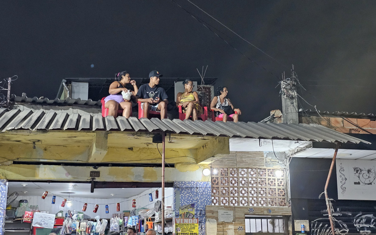 A forte chuva não desanimou os foliões durante o desfile da Beija-Flor. O evento atraiu pessoas de todo o Rio de Janeiro e de outros estados para a comemoração do 15º título