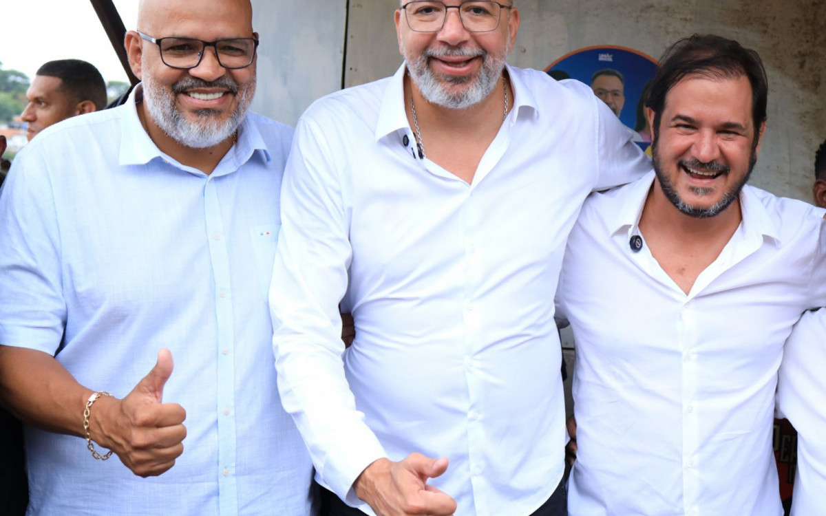 Prefeito Márcio Canella (ao centro) com Marcelo Canella e Tony Rueda no Morro da Torre