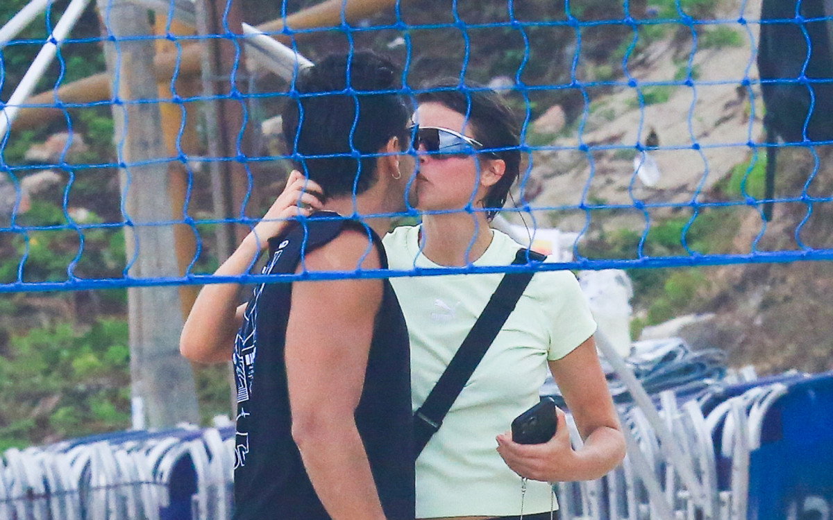 Rodrigo Simas e Agatha Moreira se beijam