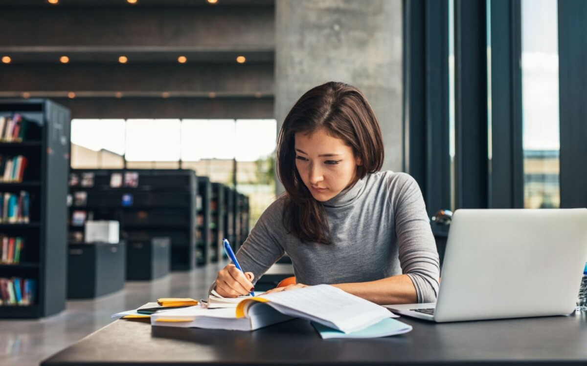 Estudar com estrat&eacute;gia faz toda a diferen&ccedil;a para passar no concurso p&uacute;blico (Imagem: Jacob Lund | Shutterstock)