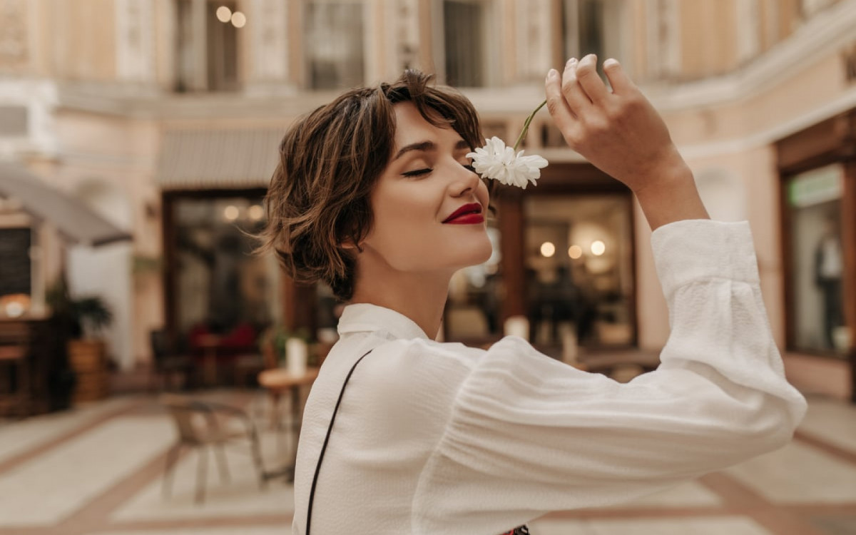 O visagismo tamb&eacute;m pode ser usado para cortes de cabelo (Imagem: Look Studio | Shutterstock)