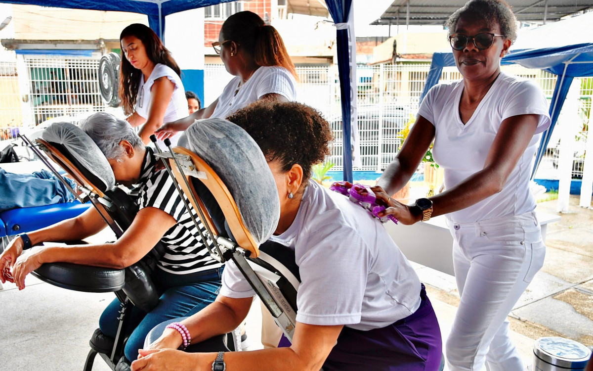 As participantes desfrutaram de massagens no evento