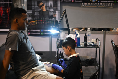 Tatuador de nove anos causa surpresa na Tailândia