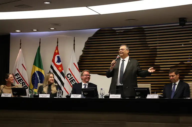 Marco Civil da Internet precisa ser revisto, defende Dino