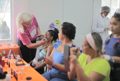 Mães e acompanhantes de crianças recebem serviços de beleza oferecidos pelo HGNI