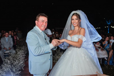 Mulher de Amado Batista abre álbum de casamento e se declara: 'Minha melhor escolha' 