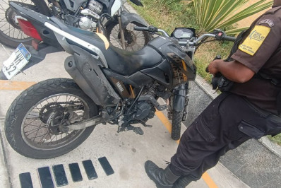 PM prende dupla com motocicleta roubada e aparelhos celulares em Nilópolis