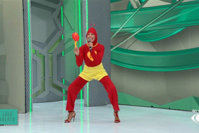 Renata Fan se veste de Chapolin Colorado e rola no chão para celebrar título do Inter; veja