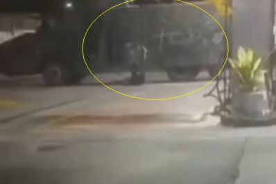 Vídeo: Homem picha 'caveirão' da PM com sigla de facção no Morro da Pedreira