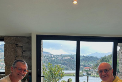 Marcos Caruso faz aparição rara com o marido em Portugal