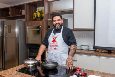 De olho na Páscoa, supermercado oferece oficina gratuita de chocolates para clientes