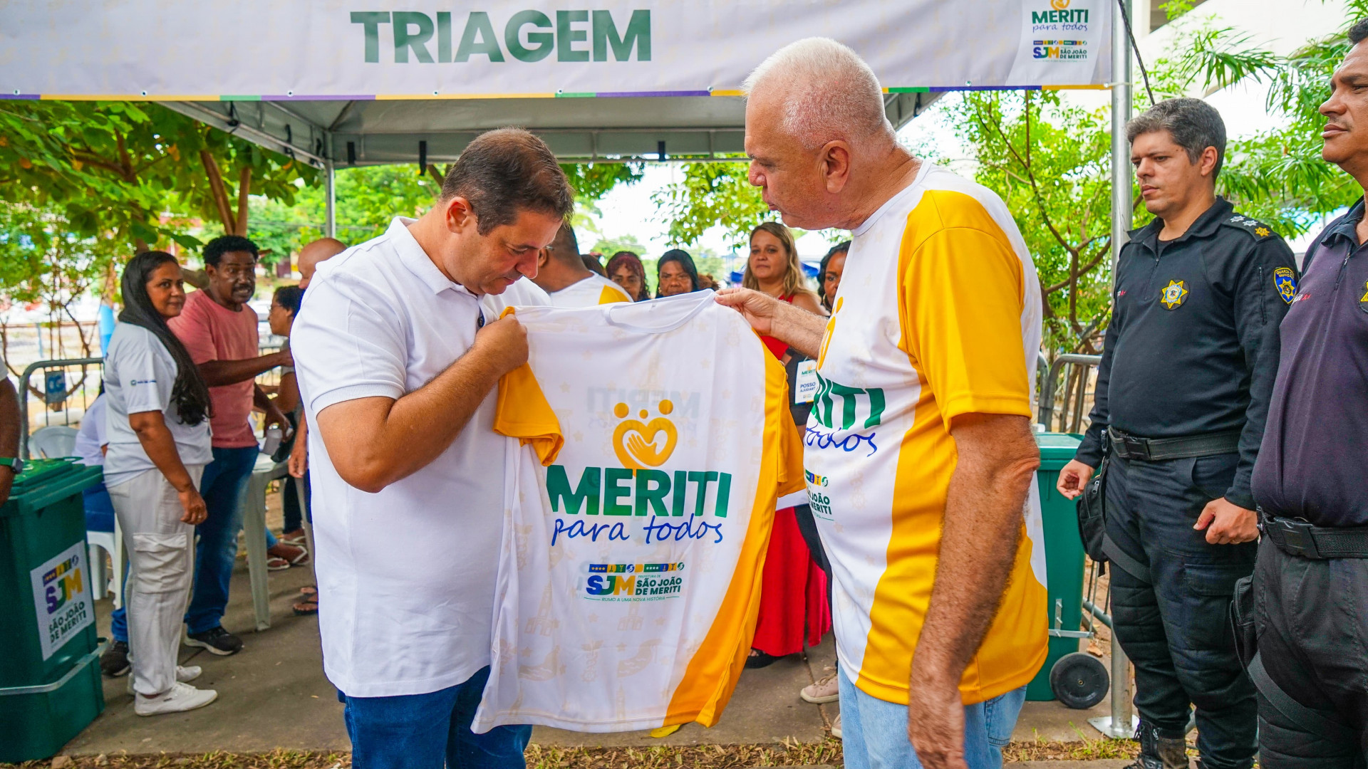 O Prefeito L&eacute;o Vieira recebeu a blusa oficial do evento das m&atilde;os do secret&aacute;rio municipal de Governo, Alirio Montebrune - Gilberto Rocha