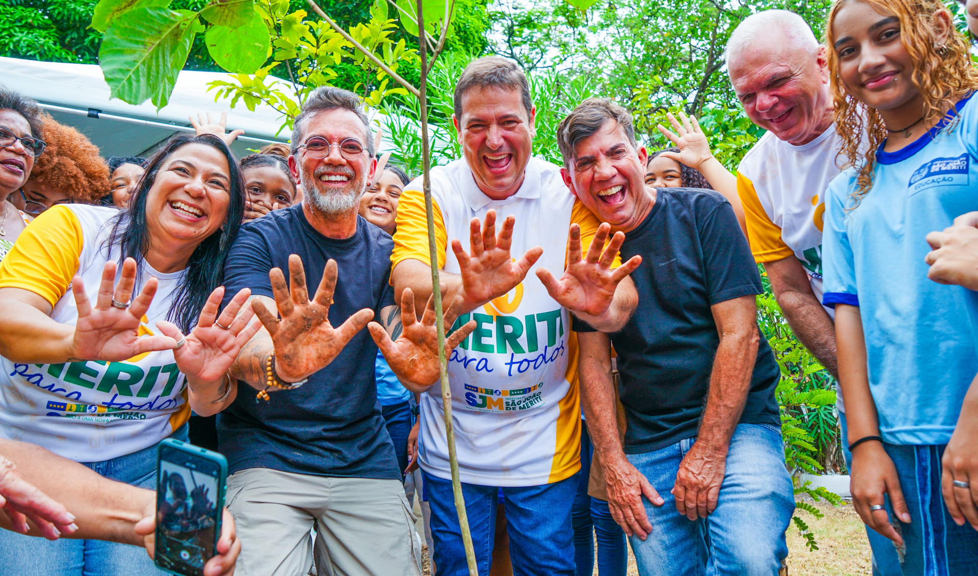 L&eacute;o Vieira ao lado de alunos do CIEP 132 Jo&atilde;o Bosco, plantando uma muda de ip&ecirc;-rosa no p&aacute;tio da escola - Gilberto Rocha
