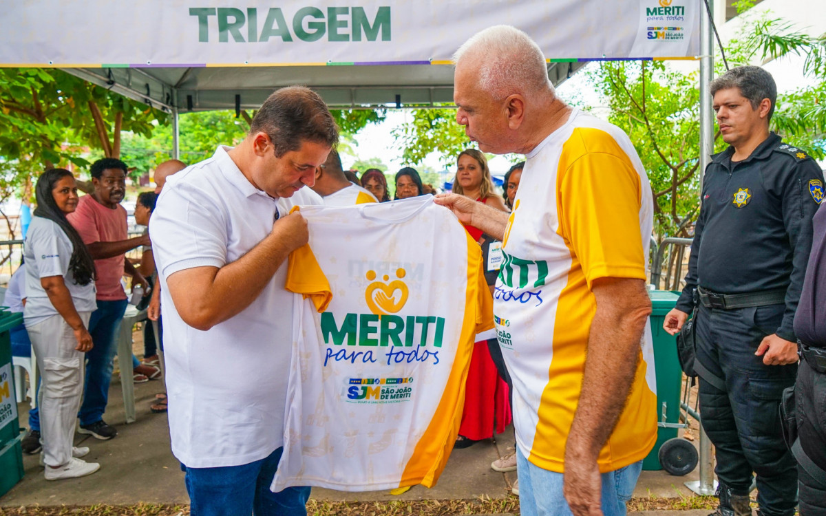 O Prefeito Léo Vieira recebeu a blusa oficial do evento das mãos do secretário municipal de Governo, Alirio Montebrune