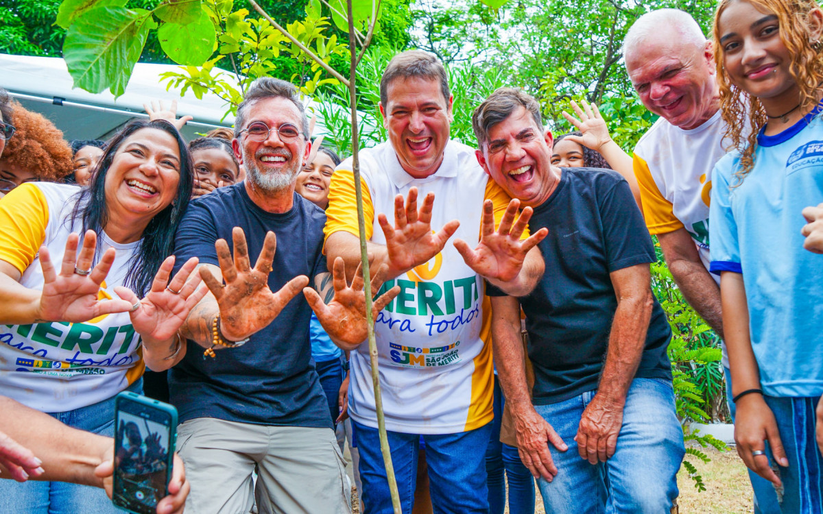 Léo Vieira ao lado de alunos do CIEP 132 João Bosco, plantando uma muda de ipê-rosa no pátio da escola
