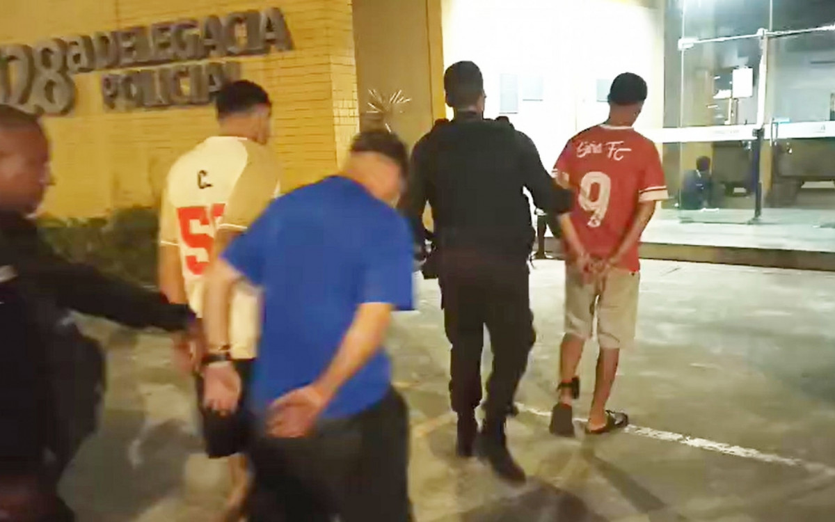 Materiais apreendidos e suspeitos foram encaminhados para a 128ª DP, em Rio das Ostras