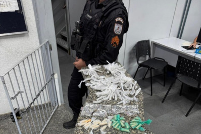 PM prende suspeito de tráfico de drogas em operação na Favela da Linha, em Macaé