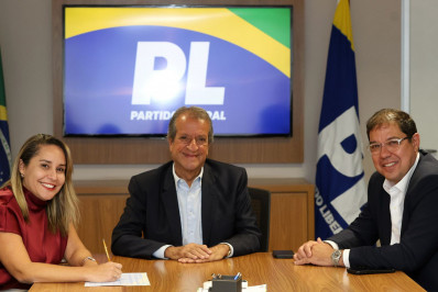 Prefeita de Araruama oficializa filiação ao PL em encontro com lideranças do partido