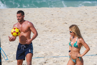 Jade Picon curte praia na companhia do suposto affair André Lamoglia 