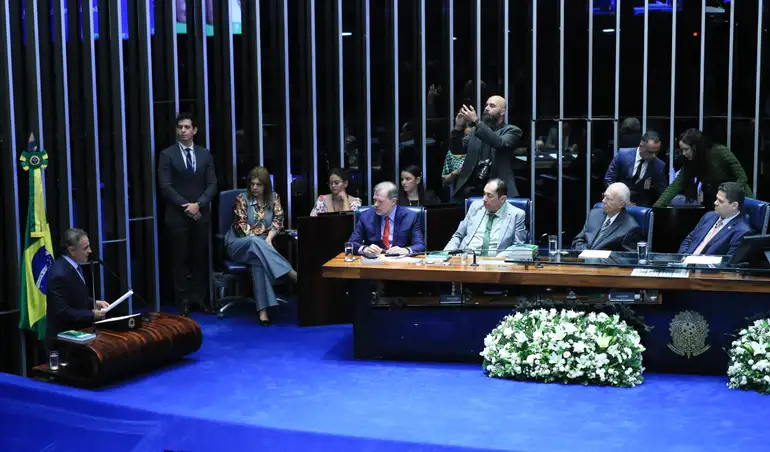 Em meio ao PL da Anistia, Senado homenageia redemocratização do Brasil