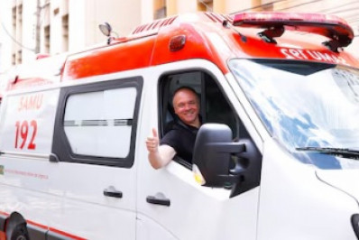 Prefeito bolsonarista é criticado ao mostrar ambulâncias novas e cobrado a agradecer a Lula