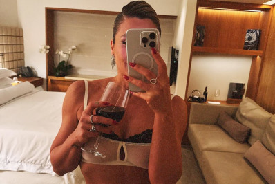 Flávia Alessandra surge de lingerie rendada em selfie