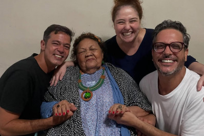 Bruno Mazzeo e Lucio Mauro Filho recebem carinho de Dona Onete em peça