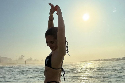 Mel Maia exibe corpo escultural em dia de praia