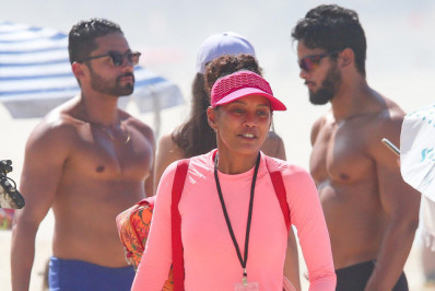 Taís Araujo grava cenas de 'Vale Tudo' em praia no Rio 