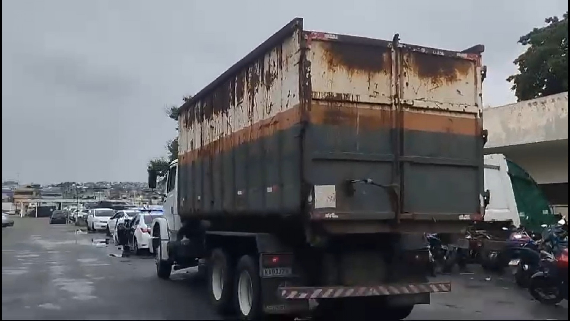 Caminhão foi interceptado no Caju, na Zona Portuária - Reprodução