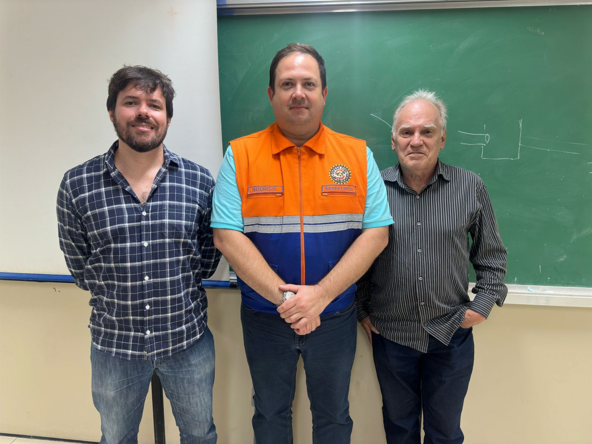Professor Mateus Sousa, secretário municipal Drigão e professor Paulo Canedo, durante a reunião técnica na Coppe/UFRJ - Defesa Civil de Meriti