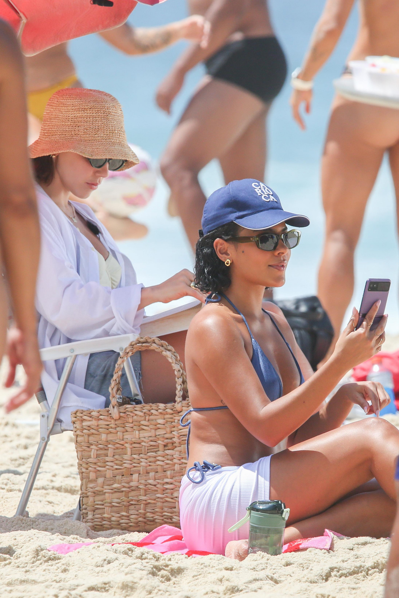 Alice Wegmann e Bella Campos gravam novela em praia da Zona Sul - Dilson Silva / Agnews