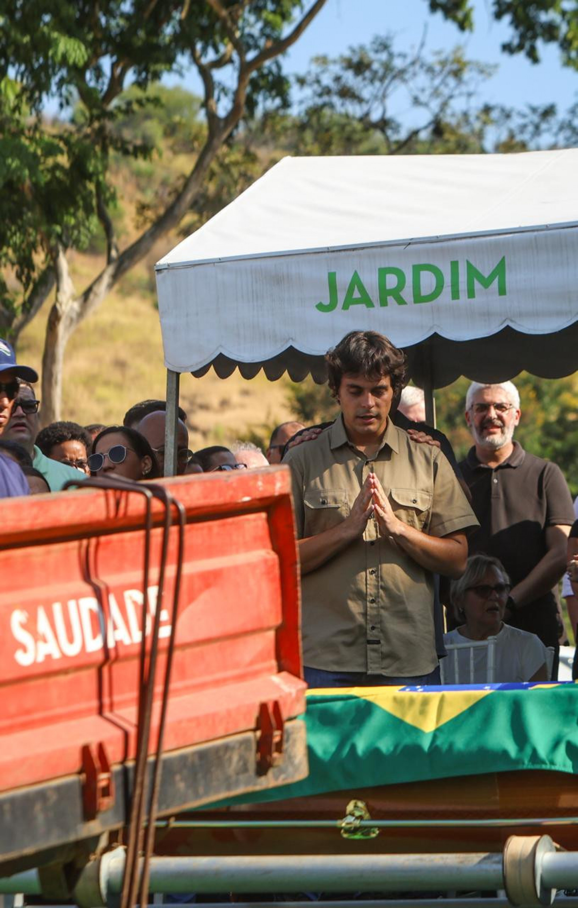 Corpo da sargento Carla Cristiane Teixeira Bon, de 39 anos, foi sepultado no Cemitério Jardim da Saudade, em Sulacap
 - Renan Areais/Agência O Dia