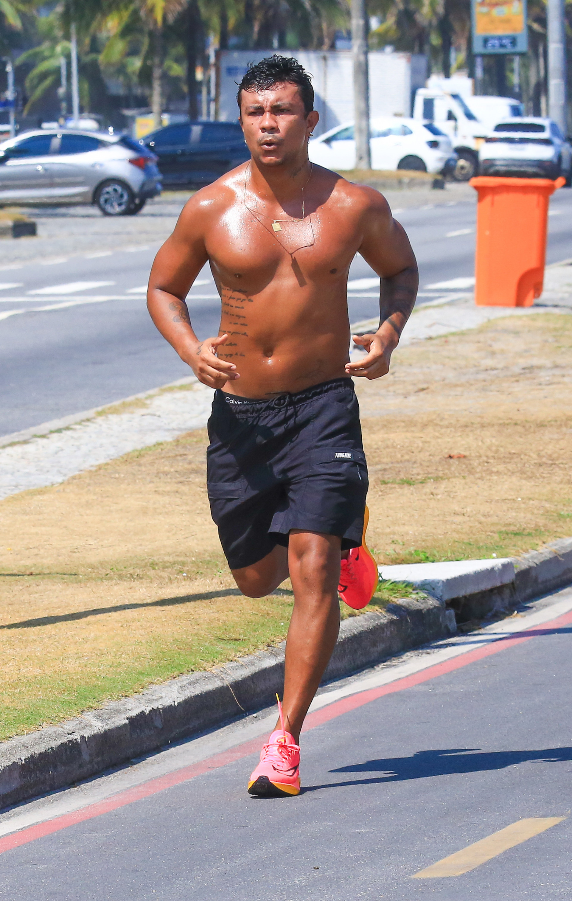 Xamã surge sem camisa e correndo na orla da Barra da Tijuca - Fabrício Pioyani / Agnews