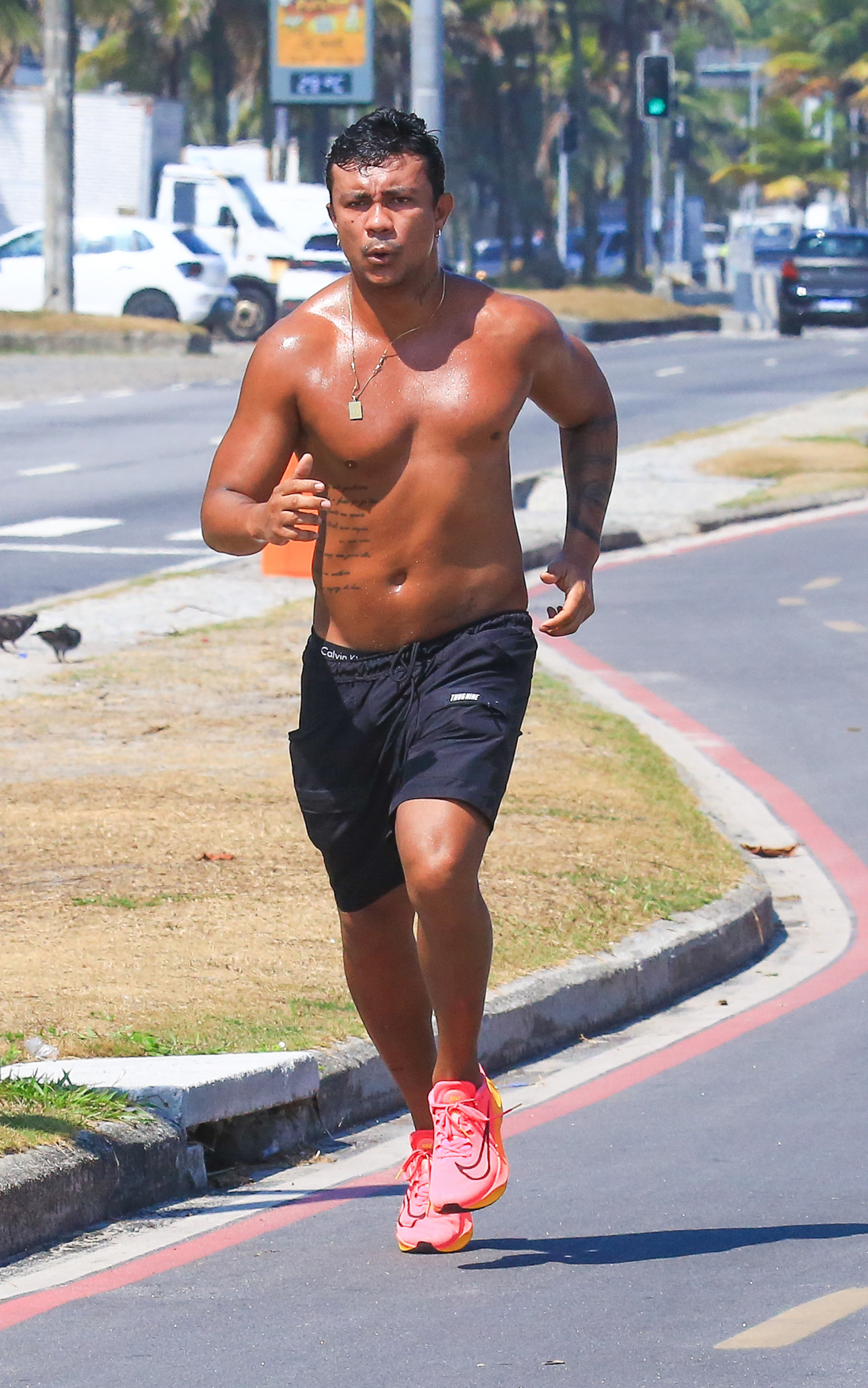 Xamã surge sem camisa e correndo na orla da Barra da Tijuca - Fabrício Pioyani / Agnews