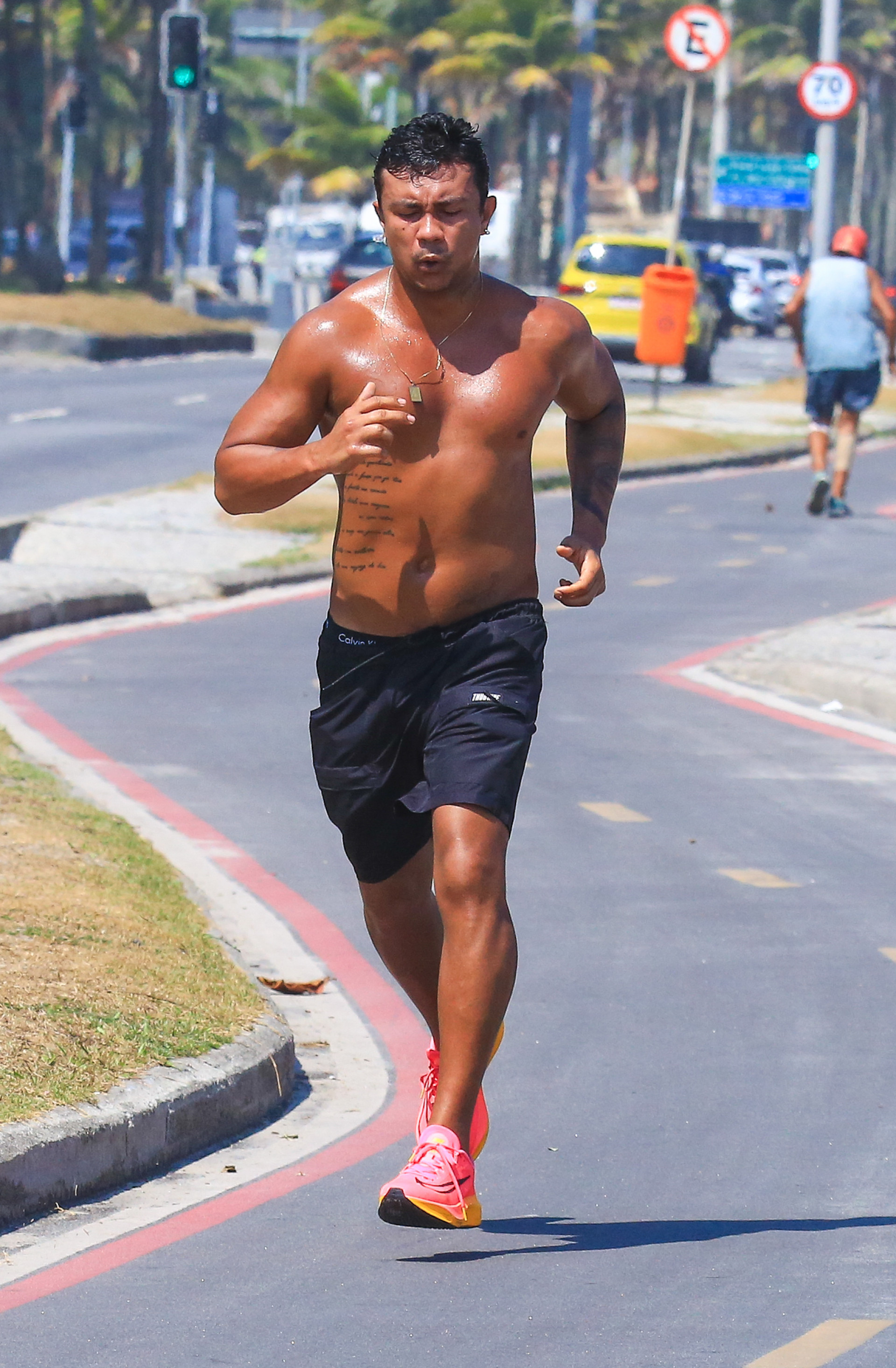 Xamã surge sem camisa e correndo na orla da Barra da Tijuca - Fabrício Pioyani / Agnews