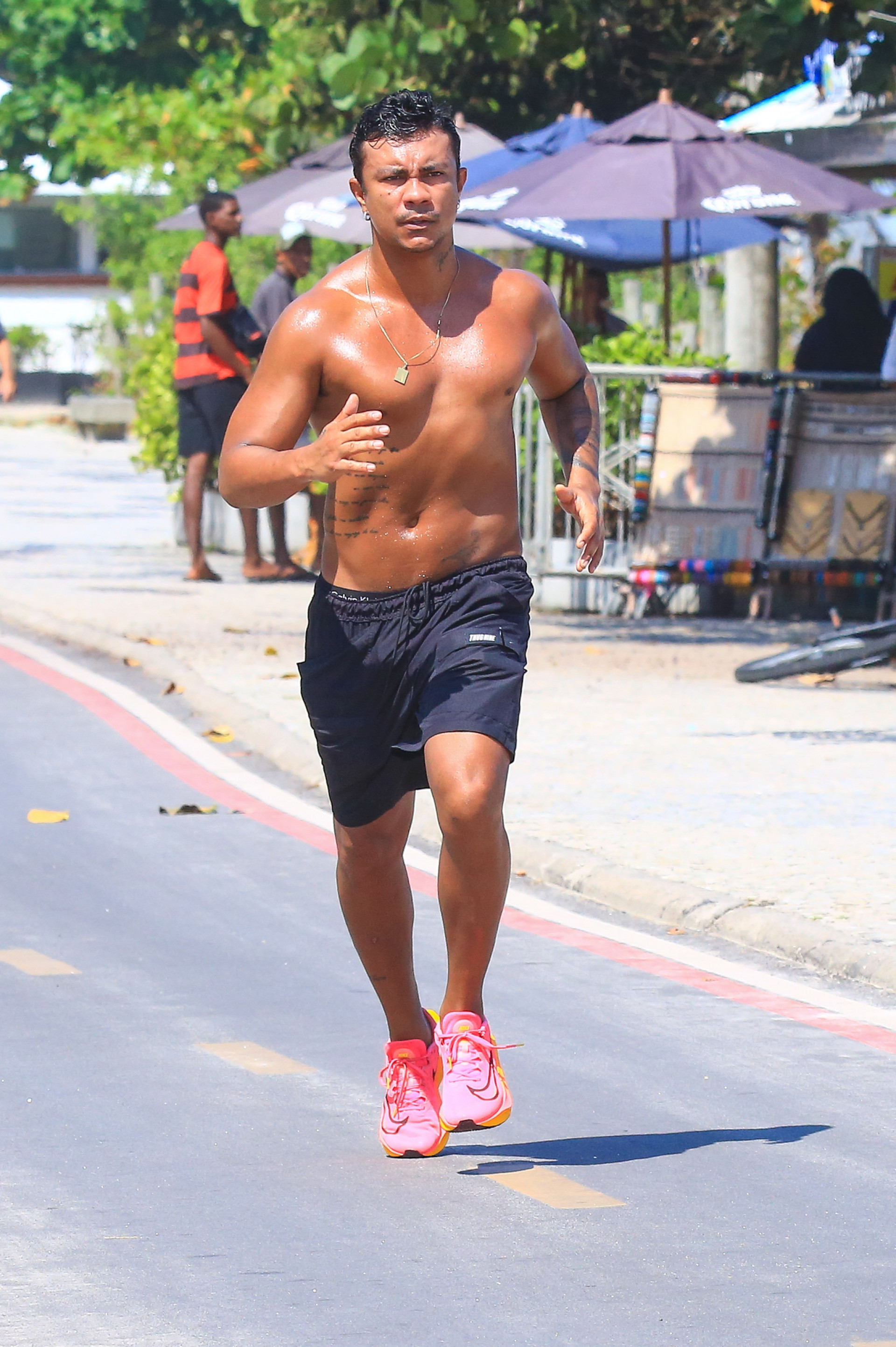 Xamã surge sem camisa e correndo na orla da Barra da Tijuca - Fabrício Pioyani / Agnews