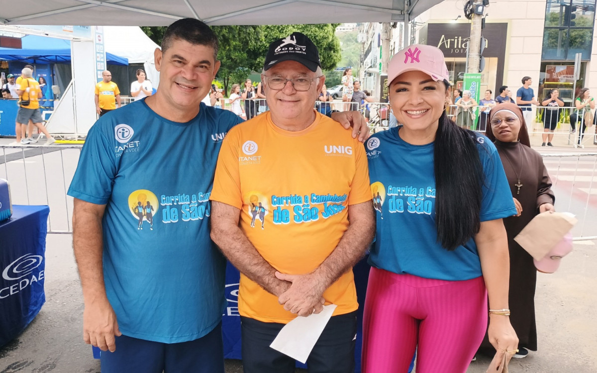 Prefeito de Itaperuna-RJ, Nel Medeiros, secretário de Esportes e Lazer, Prof. Godoy e a primeira-dama do município Tati Medeiros