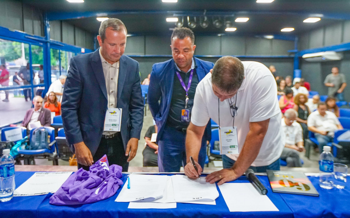 Prefeito Léo Vieira (dir) assinou o termo de parceria com o CIEE Rio durante o evento do Fórum Fluminense de Secretários e Gestores do Trabalho