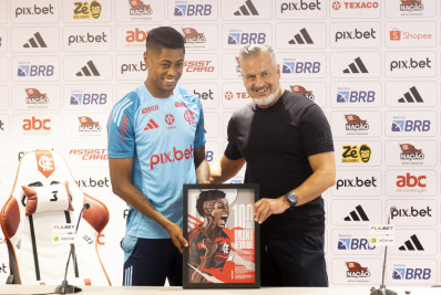 Bruno Henrique se emociona em homenagem do Flamengo pelos 100 gols: 'Eu venci'