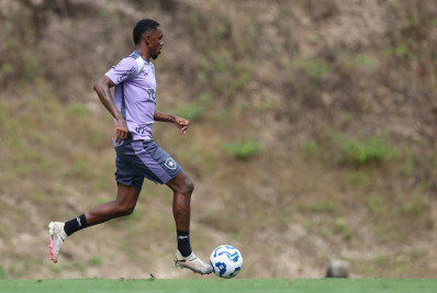 Jeffinho volta a treinar com bola, mas faz controle de carga no Botafogo