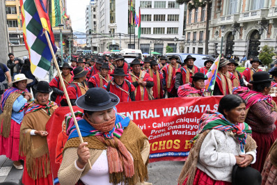 Bolivianos protestam contra escassez de dólares e combustível