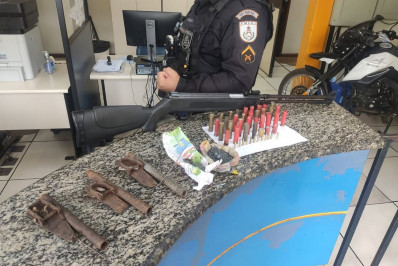 Polícia prende homem e apreende espingarda e armas artesanais em Miguel Pereira