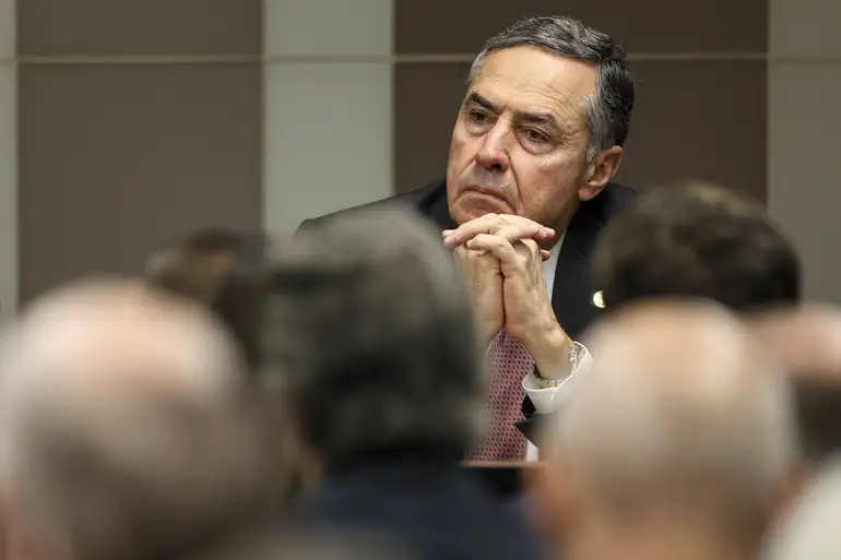 Barroso rejeita pedidos de Bolsonaro e generais para excluir ministros do julgamento do golpe