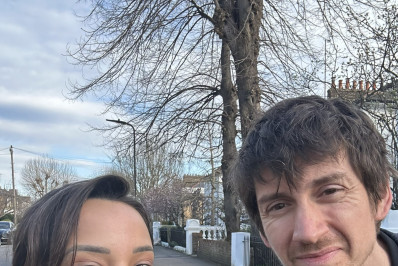 Brasileira tieta vocalista do Arctic Monkeys em Londres e aparência de Alex Turner chama a atenção