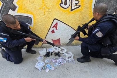 PM prende dois criminosos com pistola, drogas e motocicleta em Nilópolis